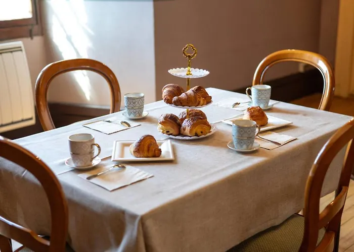 Chateau De La Rive Bed and breakfast Cruet