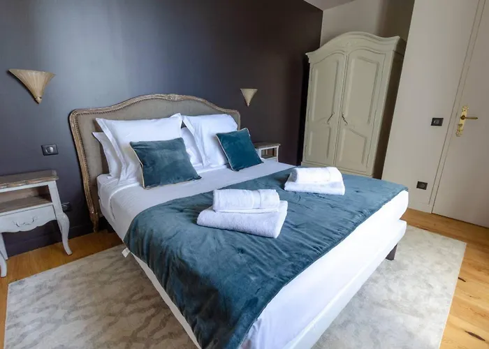 Chateau De La Rive Bed and breakfast Cruet